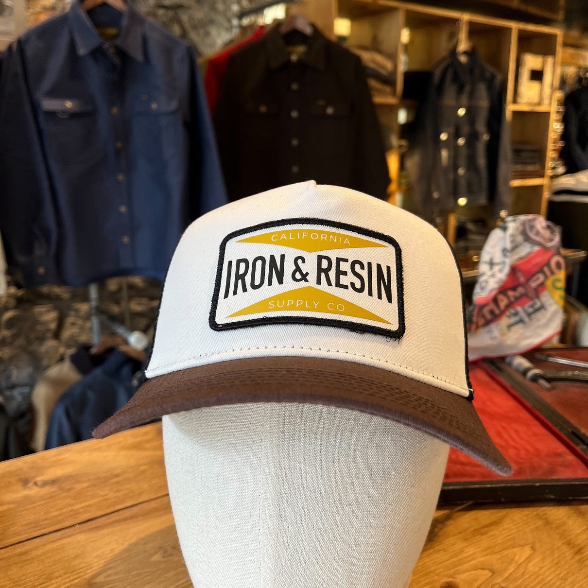 IRON AND RESIN  CALIFORNIA SUPPLY HAT CAP MARRON